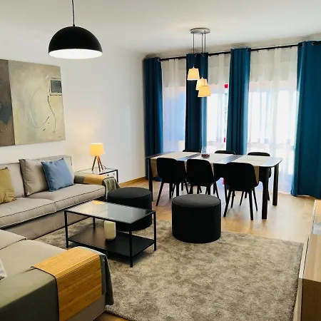 Beautiful - Family And Group Of Friends Apartment