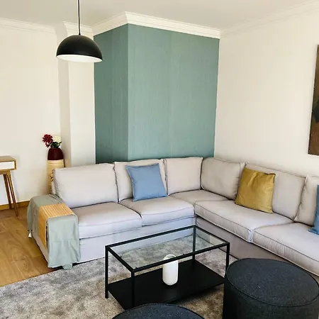 Apartment Beautiful - Family And Group Of Friends *