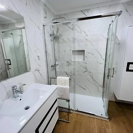 Beautiful - Family And Group Of Friends Apartment